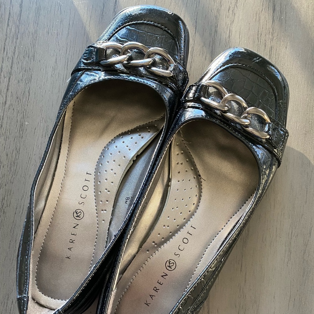 Karen Scott black flats with silver chain detail 8M.